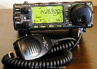 <p>Equipo móvil, con frontal extraible, con todos los modos, HF, VHF, UHF y 6m.</p>
